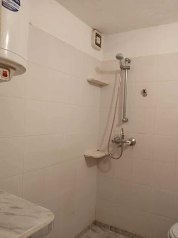 Продава партерна боксониера(стая със самостоятелна баня и тоалетна), подходяща както за живеене на са - снимка 3