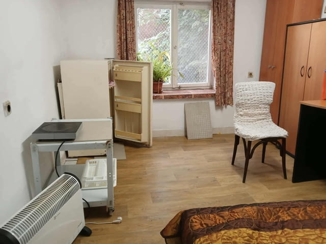 Продава партерна боксониера(стая със самостоятелна баня и тоалетна), подходяща както за живеене на са - снимка 8