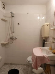 Продава партерна боксониера(стая със самостоятелна баня и тоалетна), подходяща както за живеене на са