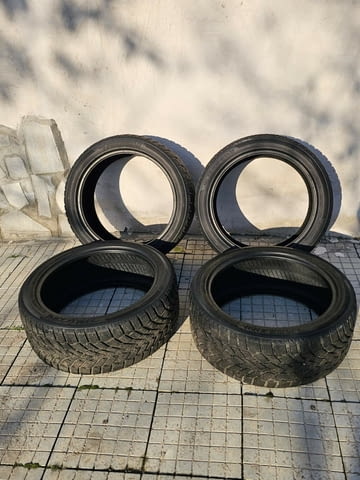 Продавам 18 цолови нови малко използвани само на 500 кв Италиански зимни гуми Манзини с дот 2018 го - снимка 1