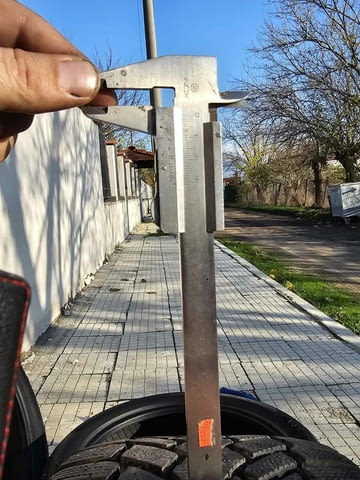 Продавам 18 цолови нови малко използвани само на 500 кв Италиански зимни гуми Манзини с дот 2018 го - снимка 6