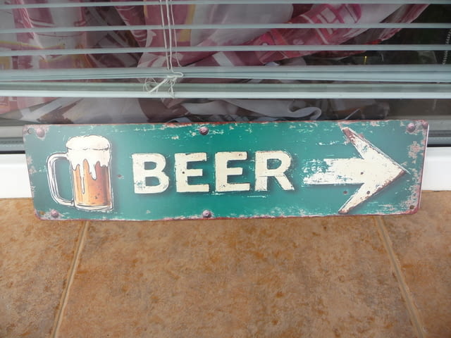 Метална табела бира BEER надясно предлагаме наливна халба надясно следвай стрелката посока натам - снимка 1
