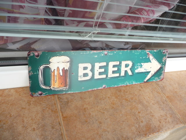 Метална табела бира BEER надясно предлагаме наливна халба надясно следвай стрелката посока натам - снимка 2