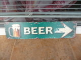 Метална табела бира BEER надясно предлагаме наливна халба надясно следвай стрелката посока натам