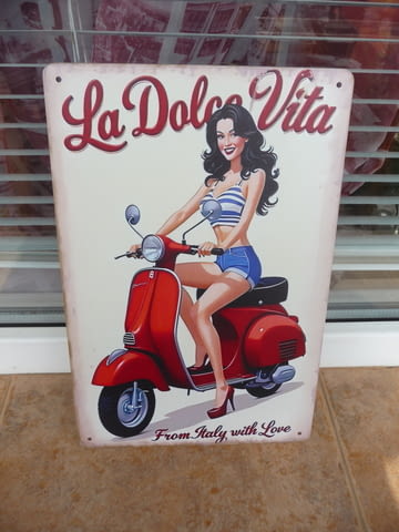Метална табела мотор мотопед скутер италиянка секси готина От Италия с любов висок ток Веспа Пиаджо - снимка 1
