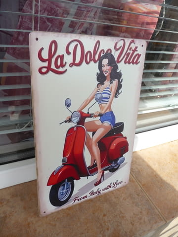 Метална табела мотор мотопед скутер италиянка секси готина От Италия с любов висок ток Веспа Пиаджо - снимка 2