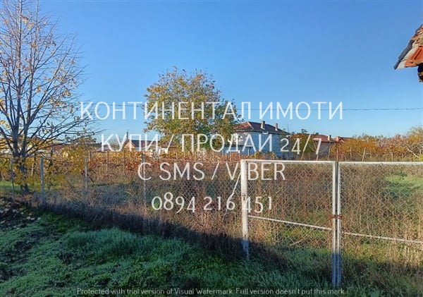 Код 63144. Дворно място 900м2 с добро разположение. В него има 9 реда лозя, десертни и винени сортов - снимка 1