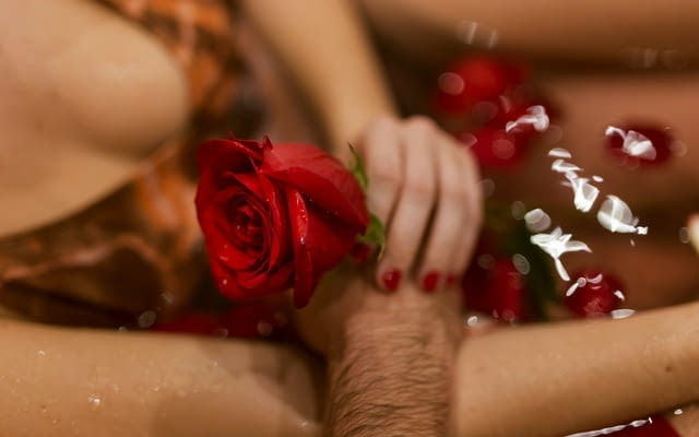 Висок и синеок сладък като сок прави невероятни горещи масажи само за мацки! - снимка 2