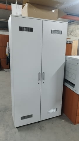 Гардероб с две врати и рафтове - Офис шкаф 100/40/198 с ключалки - снимка 1