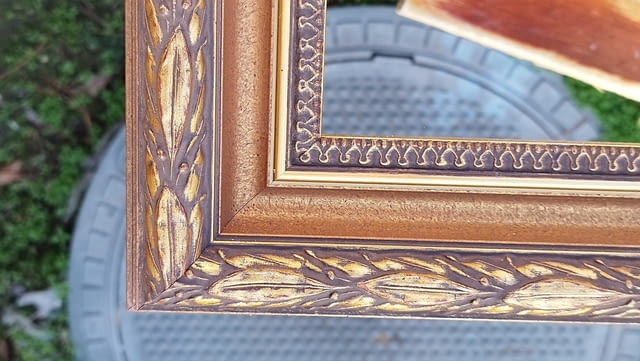 Дървена рамка за картина 88/72 старо злато с орнаменти, град София | Картини - снимка 3