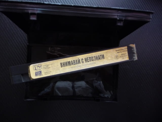 Внимавай с непознати VHS филм Ребека де Морни Антонио Бандерас трилър мистерия психоложка любов секс - снимка 3