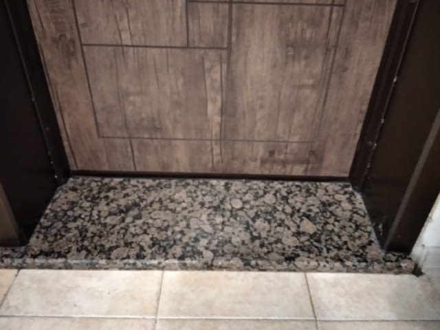 Изработка и монтаж на праг за входна вратa Теракот / фаянс - град София | Ремонти - снимка 1