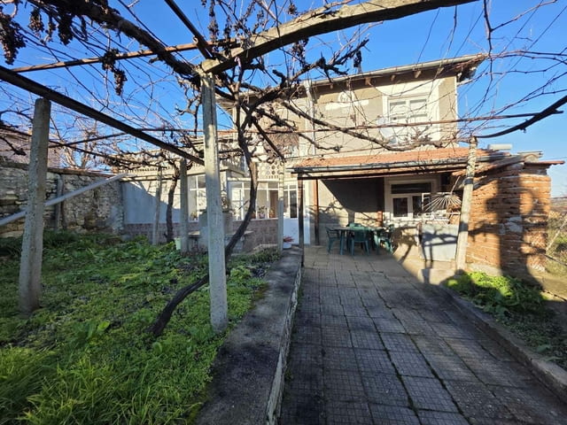 Къща с двор в с. Стамболово, обл.Хасково–спокойствие, пространство - снимка 1