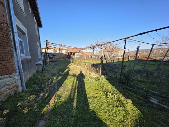 Къща с двор в с. Стамболово, обл.Хасково–спокойствие, пространство - снимка 12