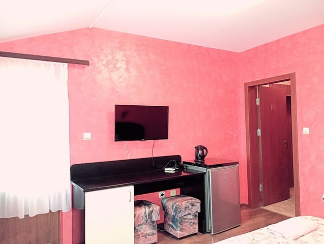 Нощувки Варна. Свободно паркиране. Единични и Двойни стаи със собствен сан. възел и Ся - снимка 3