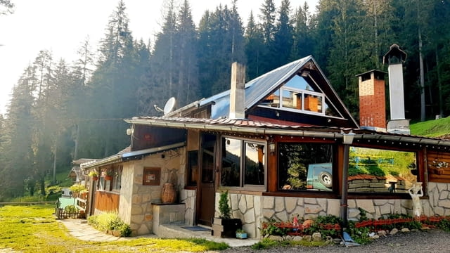 Вила "Райски кът" се намира в най-красивата част на Западните Родопи, в местността Беглика - снимка 1