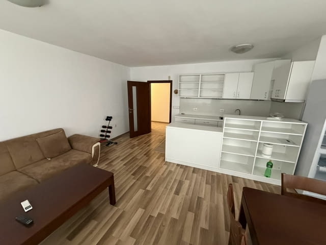 Тристаен апартамент Две спални две бани и тоалетни и две тераси - снимка 2