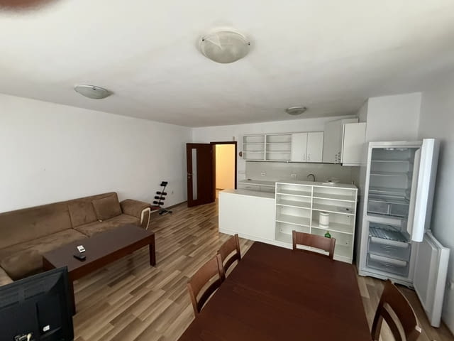 Тристаен апартамент Две спални две бани и тоалетни и две тераси - снимка 3