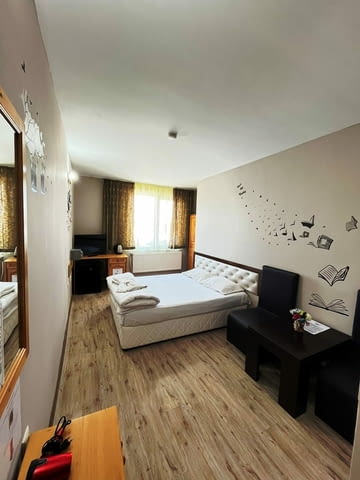 Семеен Хотел "Свищов" със спа зона Интернет, Кабелна, Обзаведено, Паркинг, С тераса, Телевизор, До заведение - град Свищов | Квартири / Нощувки - снимка 9