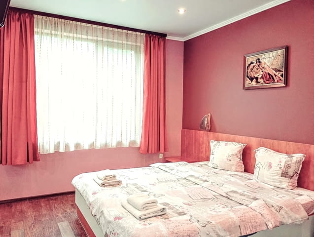 Евтино Студио за нощувки. Свободно паркиране. Кухненски бокс, пералня, климатик, тераса, барбекю - снимка 1