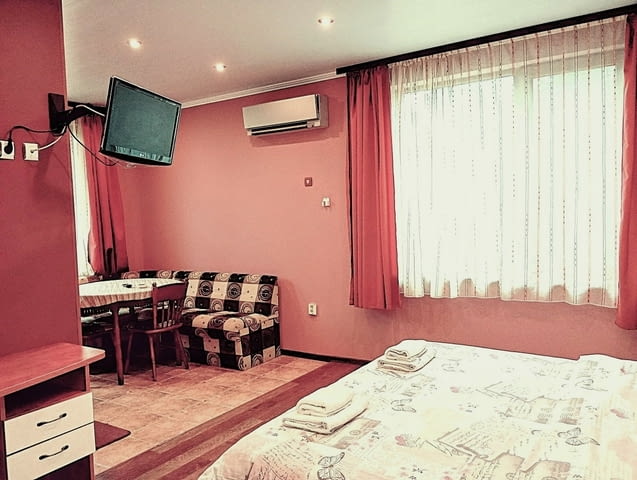 Евтино Студио за нощувки. Свободно паркиране. Кухненски бокс, пералня, климатик, тераса, барбекю - снимка 2