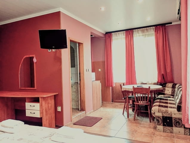 Евтино Студио за нощувки. Свободно паркиране. Кухненски бокс, пералня, климатик, тераса, барбекю - снимка 3