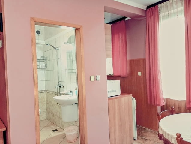 Евтино Студио за нощувки. Свободно паркиране. Кухненски бокс, пералня, климатик, тераса, барбекю - снимка 4