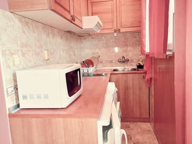 Евтино Студио за нощувки. Свободно паркиране. Кухненски бокс, пералня, климатик, тераса, барбекю - снимка 5