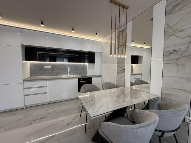 Тристаен апартамент в кв. Остромила 96 кв.м. 3-стаен, 95 м2, Тухла - град Пловдив | Апартаменти - снимка 1