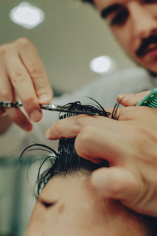 Мъжка подстрижка и оформяне на брада в премиум барбершоп ZEUS - снимка 1