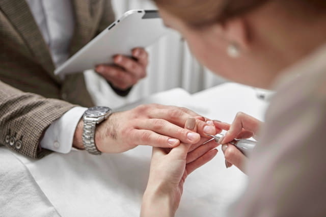 Мъжки маникюр в премиум барбершоп ZEUS - град Варна | Маникюр / Педикюр