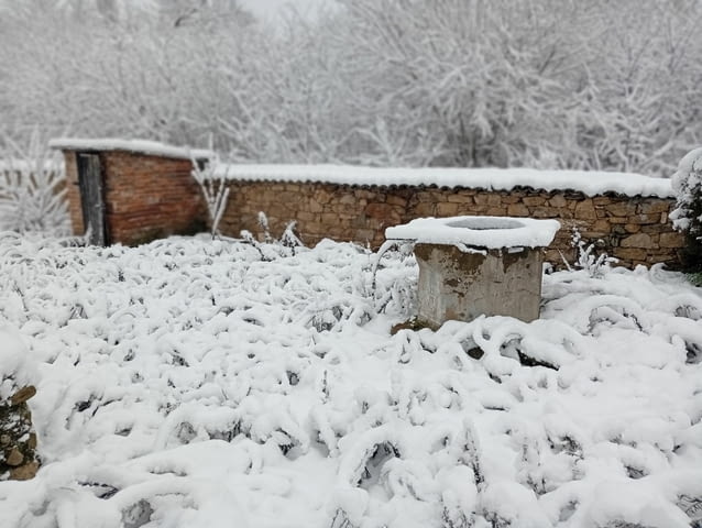 Двуетажна къща разположена в с.Динево, обл.Хасково, село Динево | Къщи / Вили - снимка 11