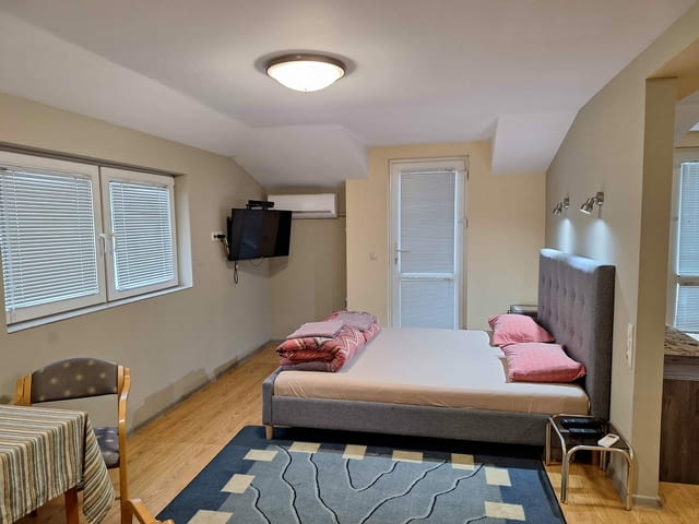 Нощувки в София, близо до летището Интернет, Кабелна, Обзаведено, Паркинг, С тераса, Телевизор, Централна част - град София | Квартири / Нощувки - снимка 3