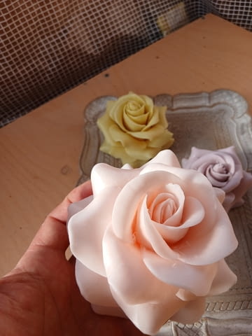 Декоративни цветя от ароматен сапун ръчна изработка подходящи за подарък за 8ми март - снимка 1