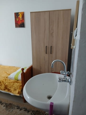 Самостоятелна стая в гр.Хисар До автобусна спирка, До заведение - град Хисаря | Квартири / Нощувки - снимка 1