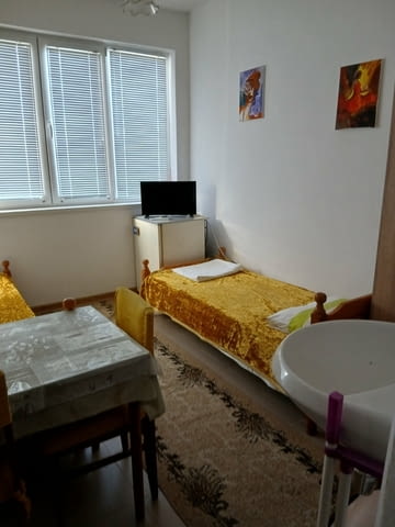 Самостоятелна стая в гр.Хисар До автобусна спирка, До заведение - град Хисаря | Квартири / Нощувки - снимка 2