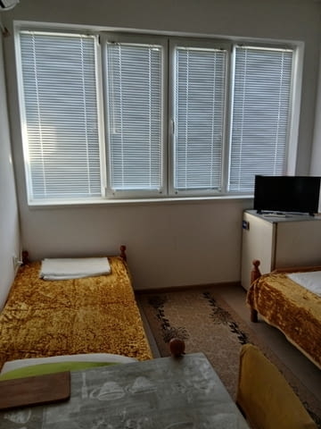 Самостоятелна стая в гр.Хисар До автобусна спирка, До заведение - град Хисаря | Квартири / Нощувки - снимка 4