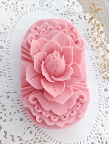 Ароматен декоративен сапун ‘Роза’ върху плочка, ръчно гравиран за подарък на любим човек - снимка 2