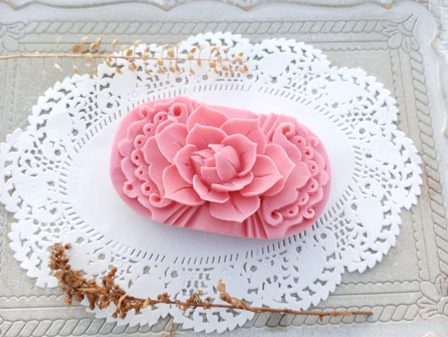 Ароматен декоративен сапун ‘Роза’ върху плочка, ръчно гравиран за подарък на любим човек - снимка 5