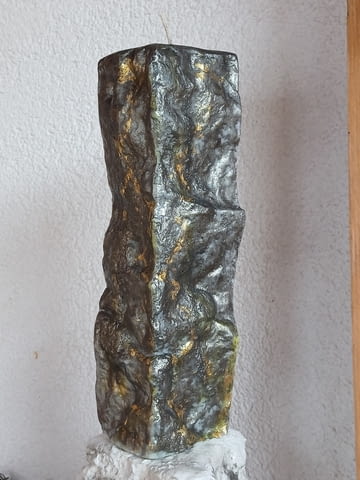 Ръчно изработена восъчна свещ с уникална скална текстура и златни детайли, идеалния подарък - снимка 1