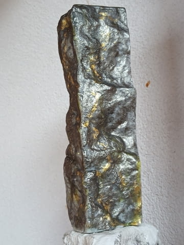 Ръчно изработена восъчна свещ с уникална скална текстура и златни детайли, идеалния подарък - снимка 2