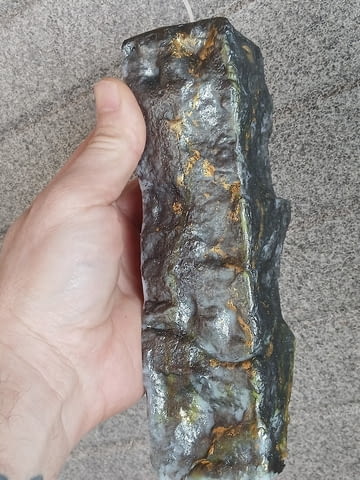 Ръчно изработена восъчна свещ с уникална скална текстура и златни детайли, идеалния подарък - снимка 4