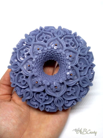 Декоративен глицеринов сапун с кръгла форма и гравиран с флорални елементи, подходящ за подарък - снимка 1