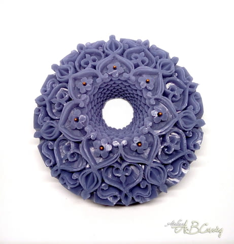 Декоративен глицеринов сапун с кръгла форма и гравиран с флорални елементи, подходящ за подарък - снимка 3