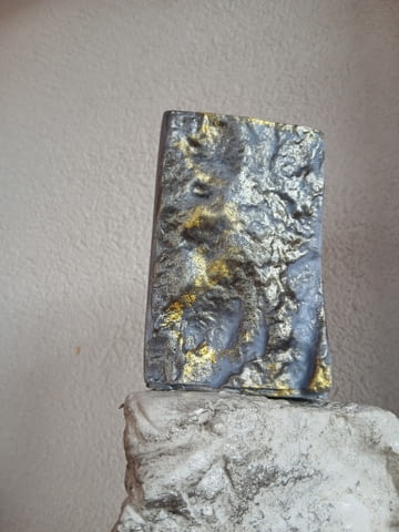 Декоративна свещ с два фитила изработена по поръчка с каменна текстура и златни нишки - снимка 1