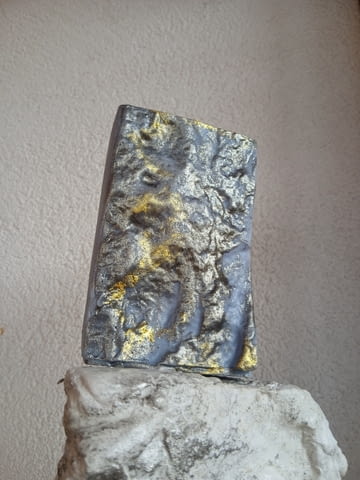 Декоративна свещ с два фитила изработена по поръчка с каменна текстура и златни нишки - снимка 2