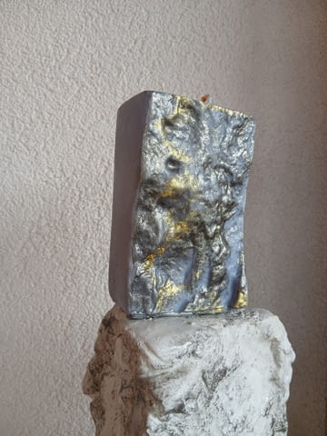 Декоративна свещ с два фитила изработена по поръчка с каменна текстура и златни нишки - снимка 3