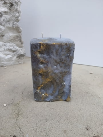 Декоративна свещ с два фитила изработена по поръчка с каменна текстура и златни нишки - снимка 5