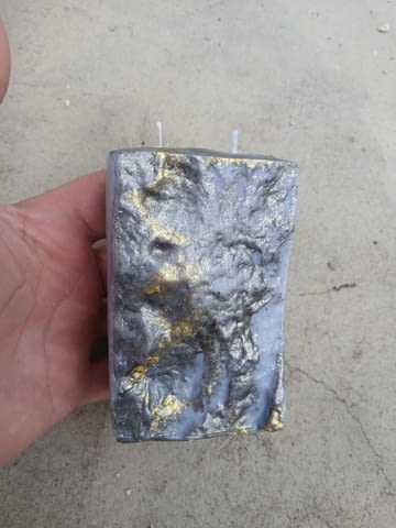 Декоративна свещ с два фитила изработена по поръчка с каменна текстура и златни нишки - снимка 6