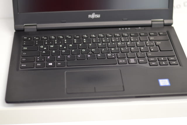 Fujitsu LifeBook E449 - 14" (1920x1080 ) FULL HD / Intel Core i3-8130U / 8GB RAM DDR4 / 256GB SSD / - снимка 3
